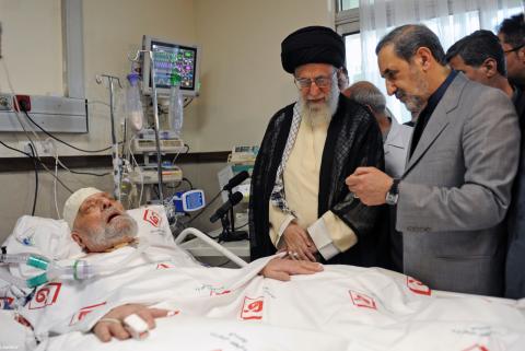 عیادت رهبر معظم انقلاب از آیت‌الله مهدوی کنی