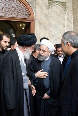 حضور رهبر معظم انقلاب در مراسم ترحیم والده رییس جمهور